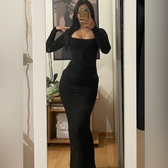 SKIMS SOFT LOUNGE LONG SLEEVE DRESS ‘ONYX’ - Picture 10 of 15